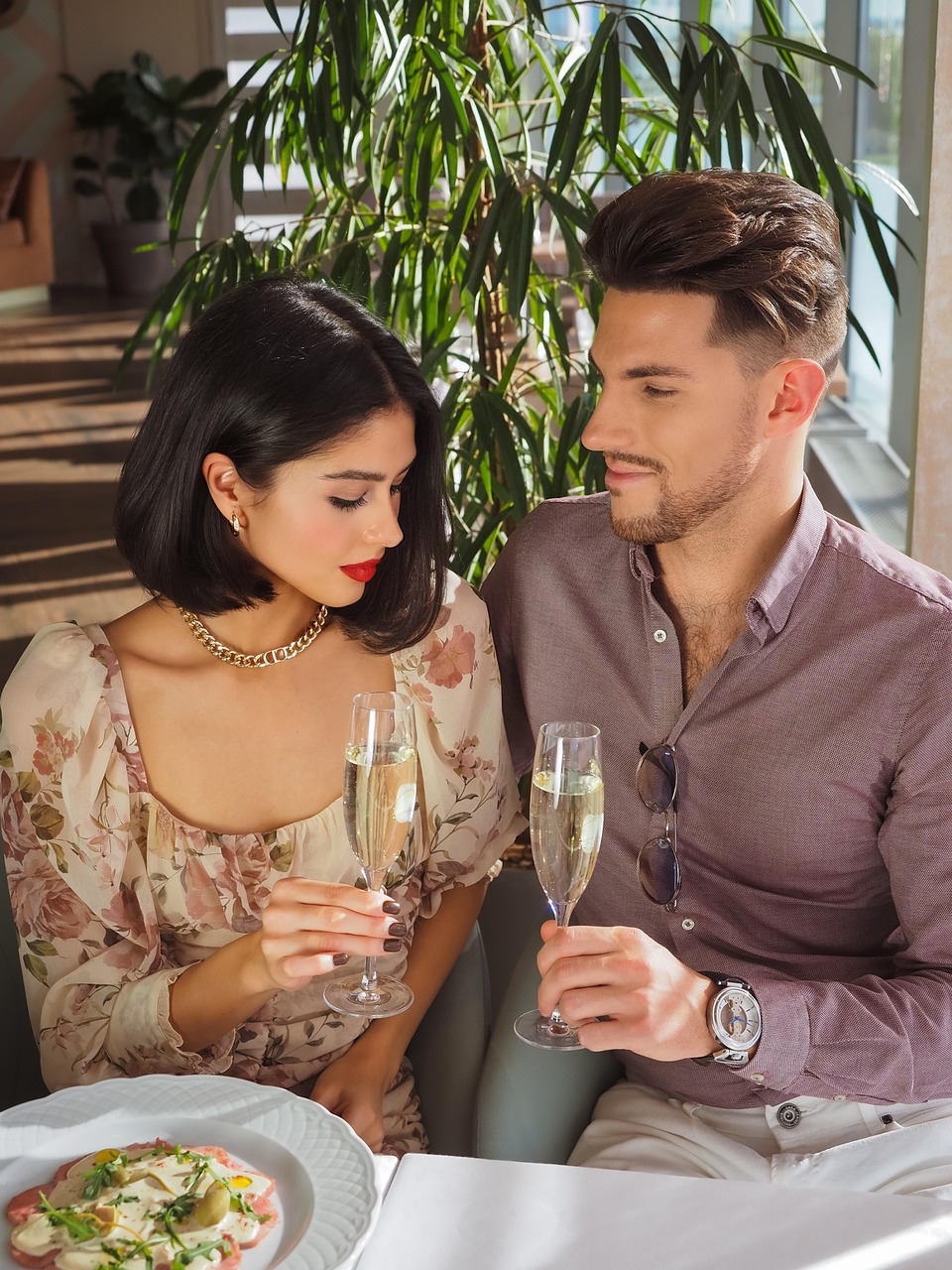 What to Wear on a First Date to Impress Him